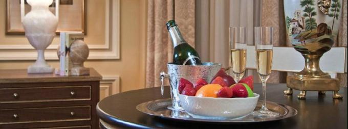 Champagne-and-Fruit-Bowl-Amenity