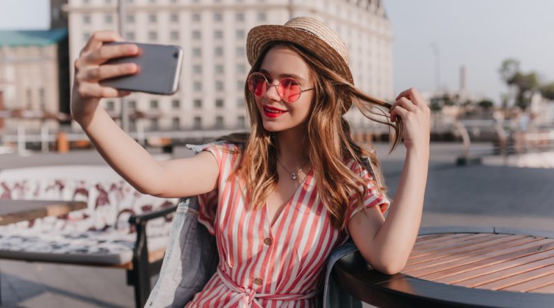 Airbnb esperienze creator locali 2026 impatto hotel italiani