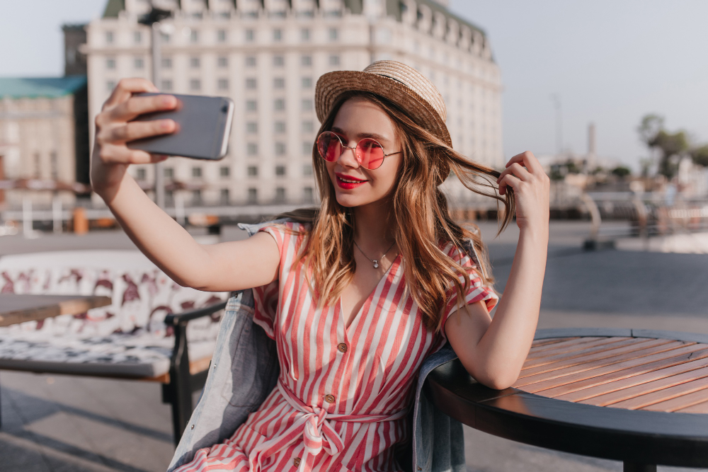 Airbnb esperienze creator locali 2026 impatto hotel italiani